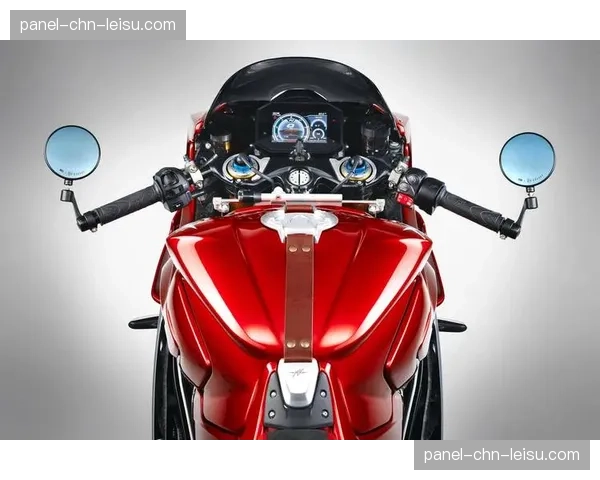 特写：奥古斯塔第12洞，三名球员接连击球入水，现场惊呼不断